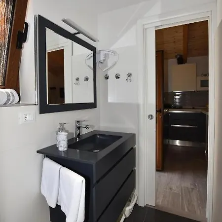 Deluxe Nono- Anex Building Apartment