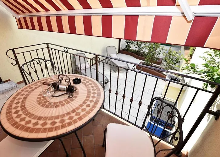 Deluxe Nono- Anex Building